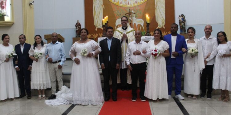 Casais Recebem o Sacramento do Matrimônio em Casamento Comunitário