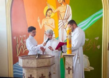Pelas águas do Batismo, novos cristãos iniciam sua caminhada de fé