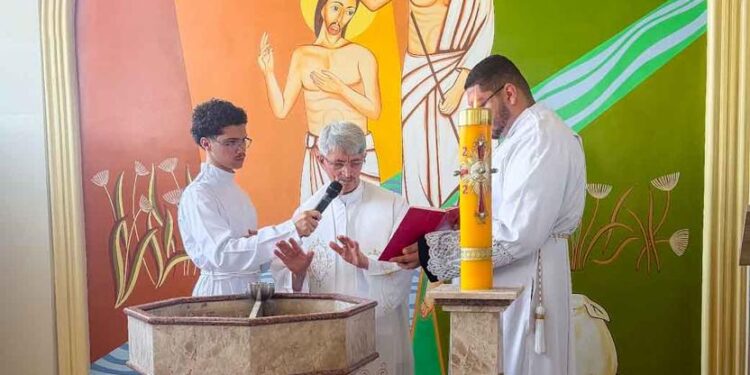 Pelas águas do Batismo, novos cristãos iniciam sua caminhada de fé