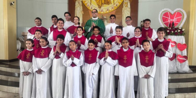 Investidura de novos coroinhas e cerimoniários na Paróquia Nossa Senhora D’Ajuda